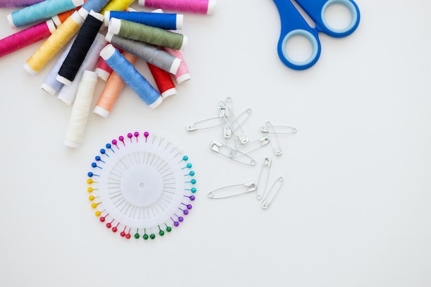 zestaw do haftu z igłą i nitkami