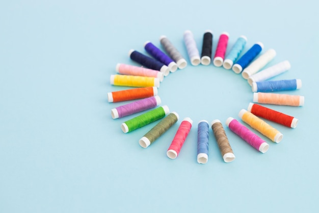 zbiór kolorowych nitek do haftu